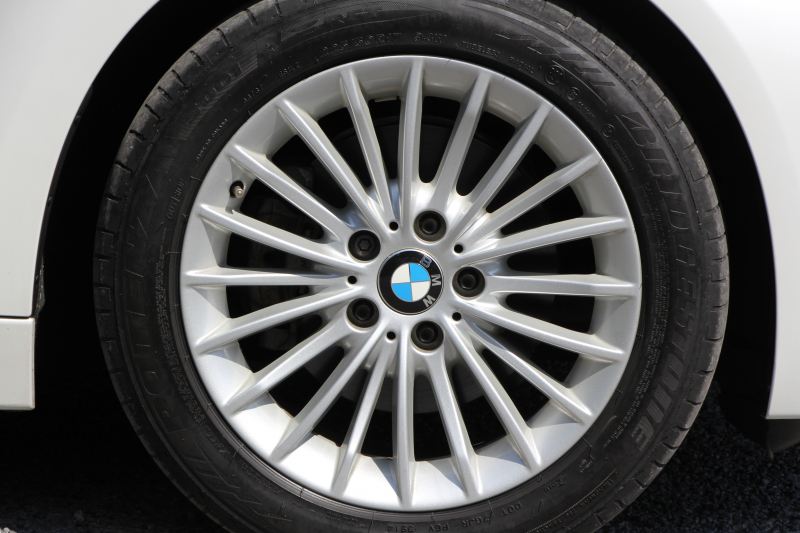BMW 3シリーズ 320d ﾂｰﾘﾝｸﾞﾗｸﾞｼﾞｭｱﾘｰ 前期最終 真珠色 ﾋｰﾀｰ付ｳﾞｪﾈﾄﾍﾞｰｼﾞｭﾚｻﾞｰ 追従ACC 衝突軽減ﾌﾞﾚｰｷ 車線逸脱警告 歩行者警告 ﾀｯﾁﾊﾟｯﾄﾞ対応iﾄﾞﾗｲﾌﾞHDDﾅﾋﾞBluetooth接続 電動ﾄﾗﾝｸ Bｶﾒﾗ ｽﾏｰﾄｷｰ ﾐﾗｰETC2.0 ｸﾛｰﾑﾗｲﾝ 2年保証