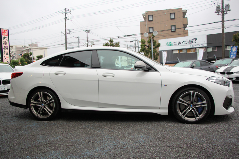 BMW 2シリーズ M235i Xdrive ｸﾞﾗﾝｸｰﾍﾟｾﾚｸﾄP 306馬力 4WD ｼｰﾄﾋｰﾀｰ Mｽﾎﾟｰﾂｼｰﾄ Mｼｰﾄﾍﾞﾙﾄ ｱﾀﾞﾌﾟﾃｨﾌﾞｻｽ Hifiｽﾋﾟｰｶｰ 追従ACC LEDﾍｯﾄﾞﾗｲﾄ 専用18AW Mspﾌﾞﾚｰｷ Applecarplay ﾀｯﾁ画面HDDﾅﾋﾞPｱｼｽﾄ ﾜｲﾔﾚｽ充電 2年保証