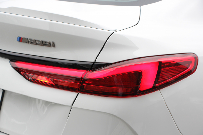BMW 2シリーズ M235i Xdrive ｸﾞﾗﾝｸｰﾍﾟｾﾚｸﾄP 306馬力 4WD ｼｰﾄﾋｰﾀｰ Mｽﾎﾟｰﾂｼｰﾄ Mｼｰﾄﾍﾞﾙﾄ ｱﾀﾞﾌﾟﾃｨﾌﾞｻｽ Hifiｽﾋﾟｰｶｰ 追従ACC LEDﾍｯﾄﾞﾗｲﾄ 専用18AW Mspﾌﾞﾚｰｷ Applecarplay ﾀｯﾁ画面HDDﾅﾋﾞPｱｼｽﾄ ﾜｲﾔﾚｽ充電 2年保証
