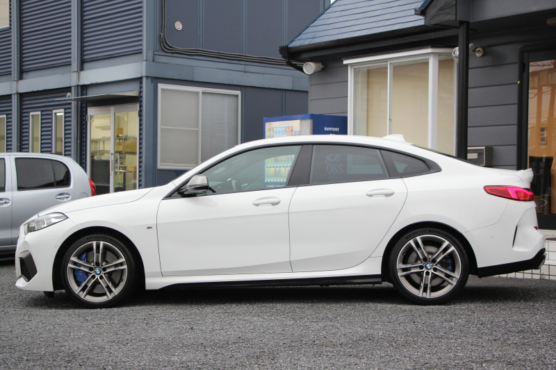 BMW 2シリーズ M235i Xdrive ｸﾞﾗﾝｸｰﾍﾟｾﾚｸﾄP 306馬力 4WD ｼｰﾄﾋｰﾀｰ Mｽﾎﾟｰﾂｼｰﾄ Mｼｰﾄﾍﾞﾙﾄ ｱﾀﾞﾌﾟﾃｨﾌﾞｻｽ Hifiｽﾋﾟｰｶｰ 追従ACC LEDﾍｯﾄﾞﾗｲﾄ 専用18AW Mspﾌﾞﾚｰｷ Applecarplay ﾀｯﾁ画面HDDﾅﾋﾞPｱｼｽﾄ ﾜｲﾔﾚｽ充電 2年保証