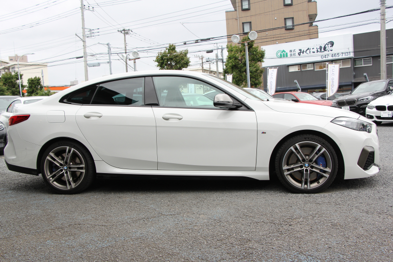 BMW 2シリーズ M235i Xdrive ｸﾞﾗﾝｸｰﾍﾟｾﾚｸﾄP 306馬力 4WD ｼｰﾄﾋｰﾀｰ Mｽﾎﾟｰﾂｼｰﾄ Mｼｰﾄﾍﾞﾙﾄ ｱﾀﾞﾌﾟﾃｨﾌﾞｻｽ Hifiｽﾋﾟｰｶｰ 追従ACC LEDﾍｯﾄﾞﾗｲﾄ 専用18AW Mspﾌﾞﾚｰｷ Applecarplay ﾀｯﾁ画面HDDﾅﾋﾞPｱｼｽﾄ ﾜｲﾔﾚｽ充電 2年保証