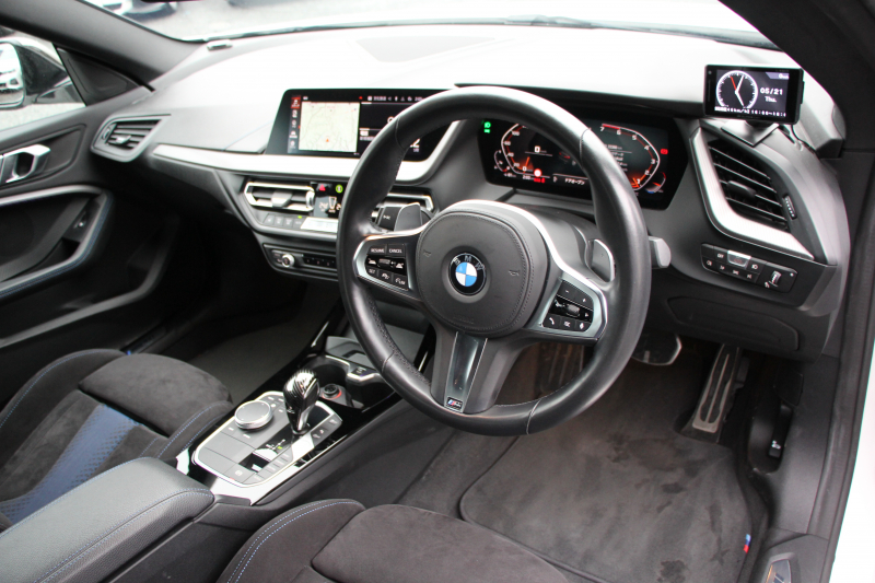 BMW 2シリーズ M235i Xdrive ｸﾞﾗﾝｸｰﾍﾟｾﾚｸﾄP 306馬力 4WD ｼｰﾄﾋｰﾀｰ Mｽﾎﾟｰﾂｼｰﾄ Mｼｰﾄﾍﾞﾙﾄ ｱﾀﾞﾌﾟﾃｨﾌﾞｻｽ Hifiｽﾋﾟｰｶｰ 追従ACC LEDﾍｯﾄﾞﾗｲﾄ 専用18AW Mspﾌﾞﾚｰｷ Applecarplay ﾀｯﾁ画面HDDﾅﾋﾞPｱｼｽﾄ ﾜｲﾔﾚｽ充電 2年保証