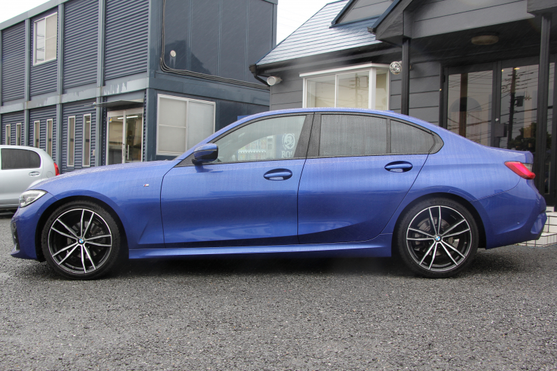 BMW 3シリーズ 320d Xdrive Mｽﾎﾟｰﾂ ﾃﾞﾋﾞｭｰP ｺﾝﾌｫｰﾄP 4WD ﾋｰﾀｰ黒革 専用ﾌﾞﾙｰｽﾃｯﾁ 19AW LEDﾍｯﾄﾞﾗｲﾄ 追従ACC ｽﾃｱﾘﾝｸﾞｻﾎﾟｰﾄ ｱｯﾌﾟﾙｶｰﾌﾟﾚｲ ﾀｯﾁ画面HDDﾅﾋﾞBMWﾗｲﾌﾞｺｯｸﾋﾟｯﾄﾞ電動ﾘｱｹﾞｰﾄ Hi-fiｽﾋﾟｰｶｰ ｱﾝﾋﾞｴﾝﾝﾄﾗｲﾄ 2年保証