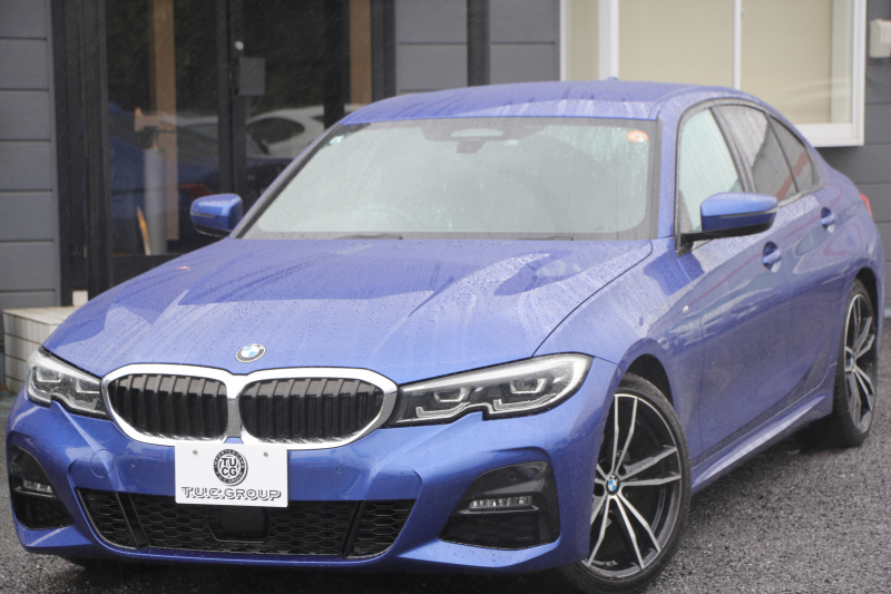 BMW 3シリーズ 320d Xdrive Mｽﾎﾟｰﾂ ﾃﾞﾋﾞｭｰP ｺﾝﾌｫｰﾄP 4WD ﾋｰﾀｰ黒革 専用ﾌﾞﾙｰｽﾃｯﾁ 19AW LEDﾍｯﾄﾞﾗｲﾄ 追従ACC ｽﾃｱﾘﾝｸﾞｻﾎﾟｰﾄ ｱｯﾌﾟﾙｶｰﾌﾟﾚｲ ﾀｯﾁ画面HDDﾅﾋﾞBMWﾗｲﾌﾞｺｯｸﾋﾟｯﾄﾞ電動ﾘｱｹﾞｰﾄ Hi-fiｽﾋﾟｰｶｰ ｱﾝﾋﾞｴﾝﾝﾄﾗｲﾄ 2年保証