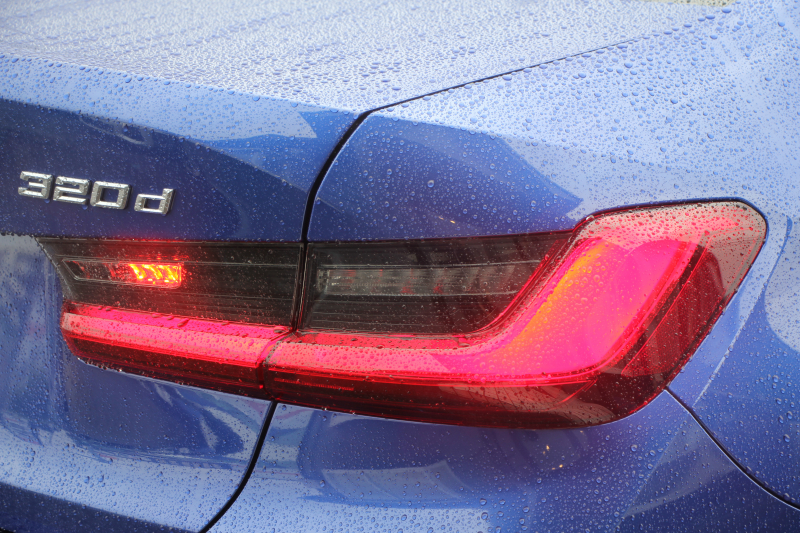 BMW 3シリーズ 320d Xdrive Mｽﾎﾟｰﾂ ﾃﾞﾋﾞｭｰP ｺﾝﾌｫｰﾄP 4WD ﾋｰﾀｰ黒革 専用ﾌﾞﾙｰｽﾃｯﾁ 19AW LEDﾍｯﾄﾞﾗｲﾄ 追従ACC ｽﾃｱﾘﾝｸﾞｻﾎﾟｰﾄ ｱｯﾌﾟﾙｶｰﾌﾟﾚｲ ﾀｯﾁ画面HDDﾅﾋﾞBMWﾗｲﾌﾞｺｯｸﾋﾟｯﾄﾞ電動ﾘｱｹﾞｰﾄ Hi-fiｽﾋﾟｰｶｰ ｱﾝﾋﾞｴﾝﾝﾄﾗｲﾄ 2年保証