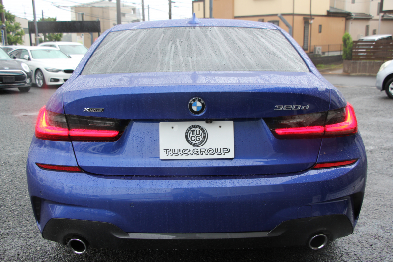 BMW 3シリーズ 320d Xdrive Mｽﾎﾟｰﾂ ﾃﾞﾋﾞｭｰP ｺﾝﾌｫｰﾄP 4WD ﾋｰﾀｰ黒革 専用ﾌﾞﾙｰｽﾃｯﾁ 19AW LEDﾍｯﾄﾞﾗｲﾄ 追従ACC ｽﾃｱﾘﾝｸﾞｻﾎﾟｰﾄ ｱｯﾌﾟﾙｶｰﾌﾟﾚｲ ﾀｯﾁ画面HDDﾅﾋﾞBMWﾗｲﾌﾞｺｯｸﾋﾟｯﾄﾞ電動ﾘｱｹﾞｰﾄ Hi-fiｽﾋﾟｰｶｰ ｱﾝﾋﾞｴﾝﾝﾄﾗｲﾄ 2年保証