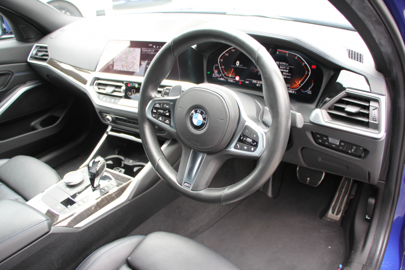 BMW 3シリーズ 320d Xdrive Mｽﾎﾟｰﾂ ﾃﾞﾋﾞｭｰP ｺﾝﾌｫｰﾄP 4WD ﾋｰﾀｰ黒革 専用ﾌﾞﾙｰｽﾃｯﾁ 19AW LEDﾍｯﾄﾞﾗｲﾄ 追従ACC ｽﾃｱﾘﾝｸﾞｻﾎﾟｰﾄ ｱｯﾌﾟﾙｶｰﾌﾟﾚｲ ﾀｯﾁ画面HDDﾅﾋﾞBMWﾗｲﾌﾞｺｯｸﾋﾟｯﾄﾞ電動ﾄﾗﾝｸ Hi-fiｽﾋﾟｰｶｰ ｱﾝﾋﾞｴﾝﾝﾄﾗｲﾄ 2年保証