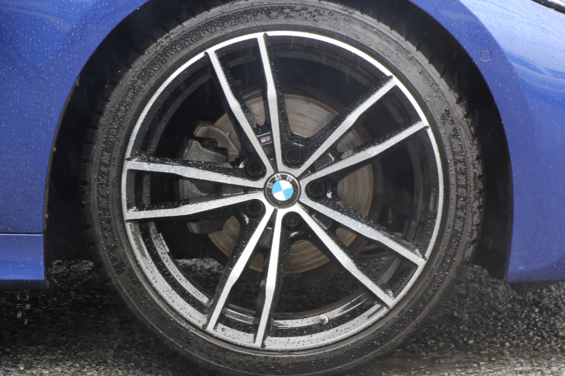 BMW 3シリーズ 320d Xdrive Mｽﾎﾟｰﾂ ﾃﾞﾋﾞｭｰP ｺﾝﾌｫｰﾄP 4WD ﾋｰﾀｰ黒革 専用ﾌﾞﾙｰｽﾃｯﾁ 19AW LEDﾍｯﾄﾞﾗｲﾄ 追従ACC ｽﾃｱﾘﾝｸﾞｻﾎﾟｰﾄ ｱｯﾌﾟﾙｶｰﾌﾟﾚｲ ﾀｯﾁ画面HDDﾅﾋﾞBMWﾗｲﾌﾞｺｯｸﾋﾟｯﾄﾞ電動ﾘｱｹﾞｰﾄ Hi-fiｽﾋﾟｰｶｰ ｱﾝﾋﾞｴﾝﾝﾄﾗｲﾄ 2年保証
