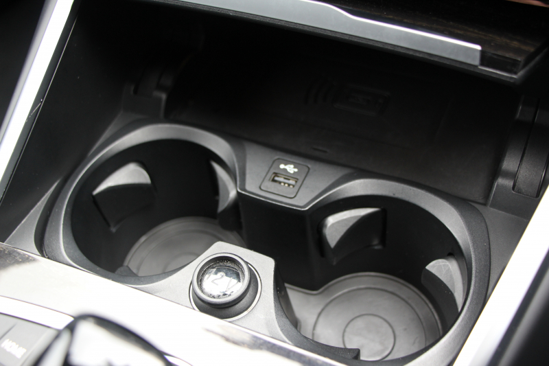 BMW 3シリーズ 320d Xdrive Mｽﾎﾟｰﾂ ﾃﾞﾋﾞｭｰP ｺﾝﾌｫｰﾄP 4WD ﾋｰﾀｰ黒革 専用ﾌﾞﾙｰｽﾃｯﾁ 19AW LEDﾍｯﾄﾞﾗｲﾄ 追従ACC ｽﾃｱﾘﾝｸﾞｻﾎﾟｰﾄ ｱｯﾌﾟﾙｶｰﾌﾟﾚｲ ﾀｯﾁ画面HDDﾅﾋﾞBMWﾗｲﾌﾞｺｯｸﾋﾟｯﾄﾞ電動ﾘｱｹﾞｰﾄ Hi-fiｽﾋﾟｰｶｰ ｱﾝﾋﾞｴﾝﾝﾄﾗｲﾄ 2年保証