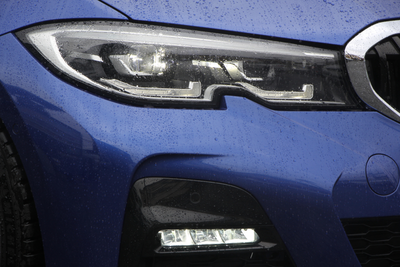 BMW 3シリーズ 320d Xdrive Mｽﾎﾟｰﾂ ﾃﾞﾋﾞｭｰP ｺﾝﾌｫｰﾄP 4WD ﾋｰﾀｰ黒革 専用ﾌﾞﾙｰｽﾃｯﾁ 19AW LEDﾍｯﾄﾞﾗｲﾄ 追従ACC ｽﾃｱﾘﾝｸﾞｻﾎﾟｰﾄ ｱｯﾌﾟﾙｶｰﾌﾟﾚｲ ﾀｯﾁ画面HDDﾅﾋﾞBMWﾗｲﾌﾞｺｯｸﾋﾟｯﾄﾞ電動ﾘｱｹﾞｰﾄ Hi-fiｽﾋﾟｰｶｰ ｱﾝﾋﾞｴﾝﾝﾄﾗｲﾄ 2年保証