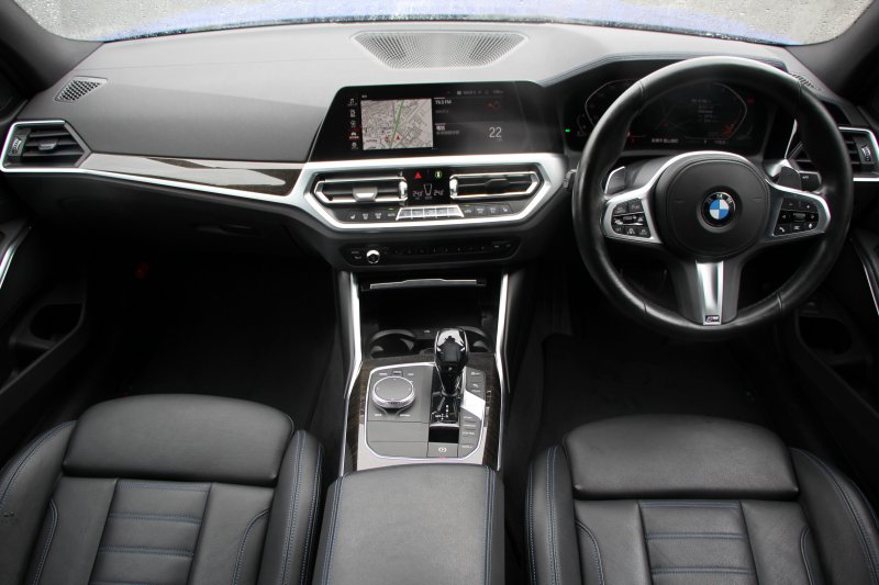 BMW 3シリーズ 320d Xdrive Mｽﾎﾟｰﾂ ﾃﾞﾋﾞｭｰP ｺﾝﾌｫｰﾄP 4WD ﾋｰﾀｰ黒革 専用ﾌﾞﾙｰｽﾃｯﾁ 19AW LEDﾍｯﾄﾞﾗｲﾄ 追従ACC ｽﾃｱﾘﾝｸﾞｻﾎﾟｰﾄ ｱｯﾌﾟﾙｶｰﾌﾟﾚｲ ﾀｯﾁ画面HDDﾅﾋﾞBMWﾗｲﾌﾞｺｯｸﾋﾟｯﾄﾞ電動ﾘｱｹﾞｰﾄ Hi-fiｽﾋﾟｰｶｰ ｱﾝﾋﾞｴﾝﾝﾄﾗｲﾄ 2年保証