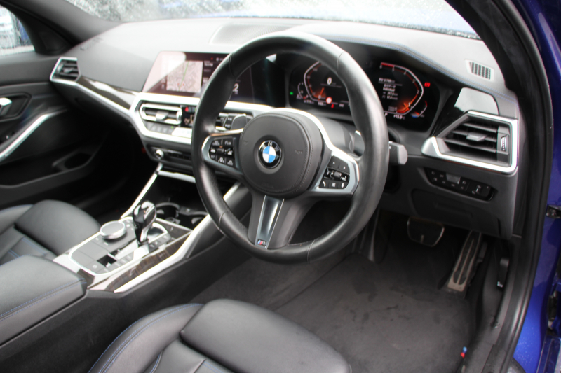 BMW 3シリーズ 320d Xdrive Mｽﾎﾟｰﾂ ﾃﾞﾋﾞｭｰP ｺﾝﾌｫｰﾄP 4WD ﾋｰﾀｰ黒革 専用ﾌﾞﾙｰｽﾃｯﾁ 19AW LEDﾍｯﾄﾞﾗｲﾄ 追従ACC ｽﾃｱﾘﾝｸﾞｻﾎﾟｰﾄ ｱｯﾌﾟﾙｶｰﾌﾟﾚｲ ﾀｯﾁ画面HDDﾅﾋﾞBMWﾗｲﾌﾞｺｯｸﾋﾟｯﾄﾞ電動ﾘｱｹﾞｰﾄ Hi-fiｽﾋﾟｰｶｰ ｱﾝﾋﾞｴﾝﾝﾄﾗｲﾄ 2年保証
