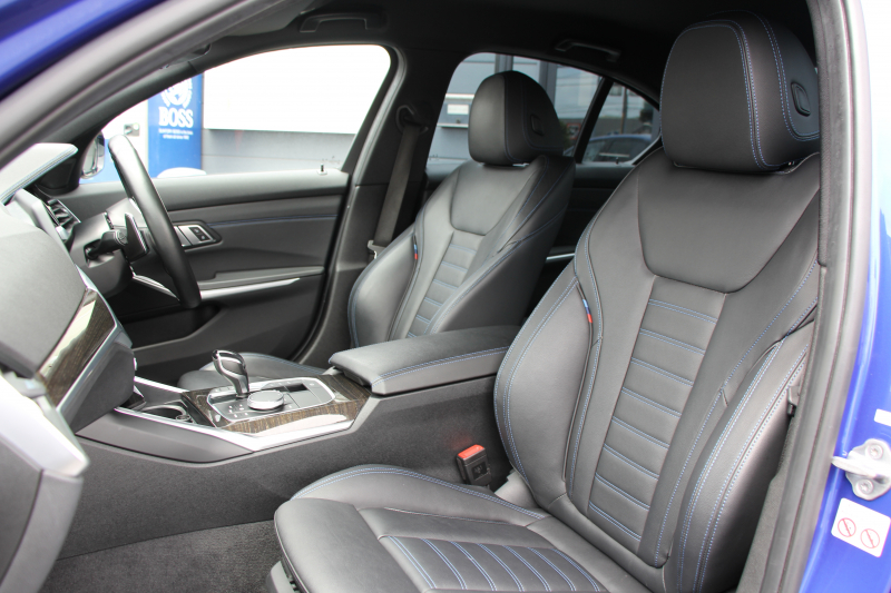 BMW 3シリーズ 320d Xdrive Mｽﾎﾟｰﾂ ﾃﾞﾋﾞｭｰP ｺﾝﾌｫｰﾄP 4WD ﾋｰﾀｰ黒革 専用ﾌﾞﾙｰｽﾃｯﾁ 19AW LEDﾍｯﾄﾞﾗｲﾄ 追従ACC ｽﾃｱﾘﾝｸﾞｻﾎﾟｰﾄ ｱｯﾌﾟﾙｶｰﾌﾟﾚｲ ﾀｯﾁ画面HDDﾅﾋﾞBMWﾗｲﾌﾞｺｯｸﾋﾟｯﾄﾞ電動ﾄﾗﾝｸ Hi-fiｽﾋﾟｰｶｰ ｱﾝﾋﾞｴﾝﾝﾄﾗｲﾄ 2年保証