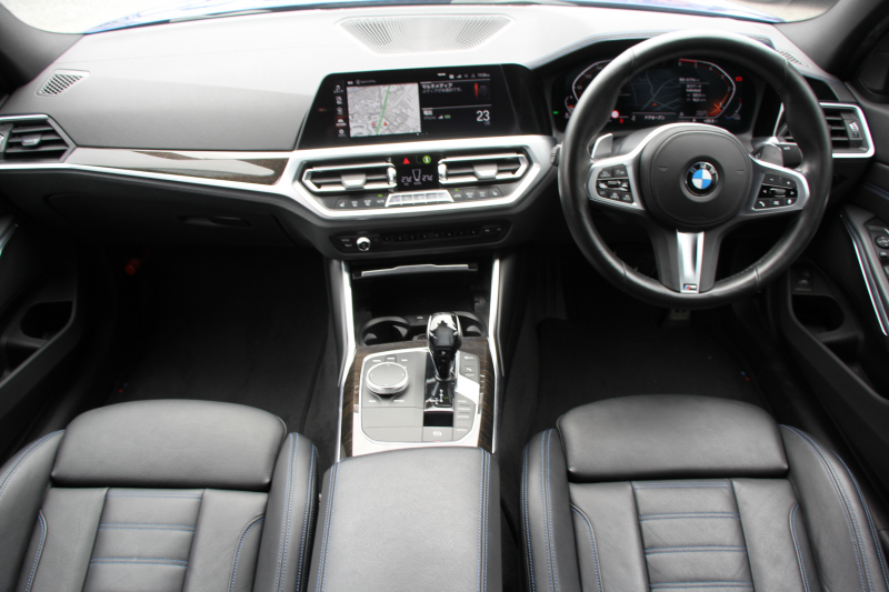 BMW 3シリーズ 320d Xdrive Mｽﾎﾟｰﾂ ﾃﾞﾋﾞｭｰP ｺﾝﾌｫｰﾄP 4WD ﾋｰﾀｰ黒革 専用ﾌﾞﾙｰｽﾃｯﾁ 19AW LEDﾍｯﾄﾞﾗｲﾄ 追従ACC ｽﾃｱﾘﾝｸﾞｻﾎﾟｰﾄ ｱｯﾌﾟﾙｶｰﾌﾟﾚｲ ﾀｯﾁ画面HDDﾅﾋﾞBMWﾗｲﾌﾞｺｯｸﾋﾟｯﾄﾞ電動ﾄﾗﾝｸ Hi-fiｽﾋﾟｰｶｰ ｱﾝﾋﾞｴﾝﾝﾄﾗｲﾄ 2年保証