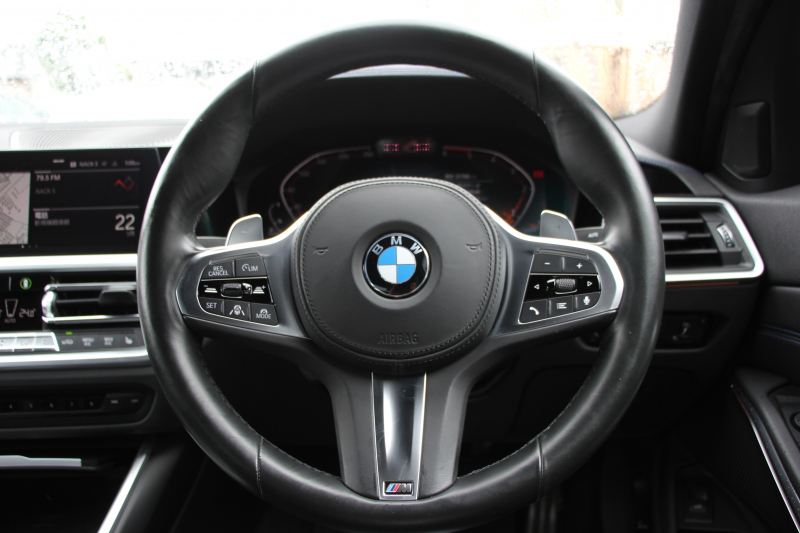BMW 3シリーズ 320d Xdrive Mｽﾎﾟｰﾂ ﾃﾞﾋﾞｭｰP ｺﾝﾌｫｰﾄP 4WD ﾋｰﾀｰ黒革 専用ﾌﾞﾙｰｽﾃｯﾁ 19AW LEDﾍｯﾄﾞﾗｲﾄ 追従ACC ｽﾃｱﾘﾝｸﾞｻﾎﾟｰﾄ ｱｯﾌﾟﾙｶｰﾌﾟﾚｲ ﾀｯﾁ画面HDDﾅﾋﾞBMWﾗｲﾌﾞｺｯｸﾋﾟｯﾄﾞ電動ﾘｱｹﾞｰﾄ Hi-fiｽﾋﾟｰｶｰ ｱﾝﾋﾞｴﾝﾝﾄﾗｲﾄ 2年保証