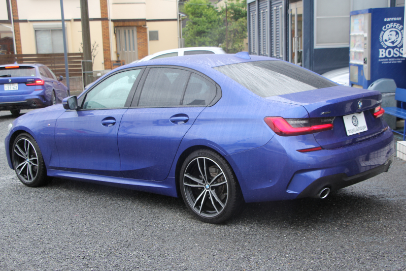 BMW 3シリーズ 320d Xdrive Mｽﾎﾟｰﾂ ﾃﾞﾋﾞｭｰP ｺﾝﾌｫｰﾄP 4WD ﾋｰﾀｰ黒革 専用ﾌﾞﾙｰｽﾃｯﾁ 19AW LEDﾍｯﾄﾞﾗｲﾄ 追従ACC ｽﾃｱﾘﾝｸﾞｻﾎﾟｰﾄ ｱｯﾌﾟﾙｶｰﾌﾟﾚｲ ﾀｯﾁ画面HDDﾅﾋﾞBMWﾗｲﾌﾞｺｯｸﾋﾟｯﾄﾞ電動ﾘｱｹﾞｰﾄ Hi-fiｽﾋﾟｰｶｰ ｱﾝﾋﾞｴﾝﾝﾄﾗｲﾄ 2年保証