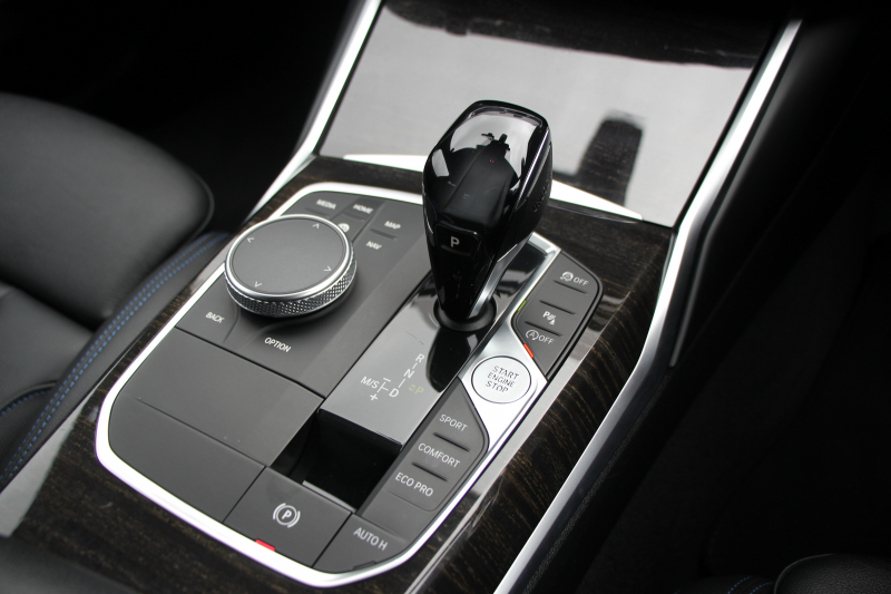 BMW 3シリーズ 320d Xdrive Mｽﾎﾟｰﾂ ﾃﾞﾋﾞｭｰP ｺﾝﾌｫｰﾄP 4WD ﾋｰﾀｰ黒革 専用ﾌﾞﾙｰｽﾃｯﾁ 19AW LEDﾍｯﾄﾞﾗｲﾄ 追従ACC ｽﾃｱﾘﾝｸﾞｻﾎﾟｰﾄ ｱｯﾌﾟﾙｶｰﾌﾟﾚｲ ﾀｯﾁ画面HDDﾅﾋﾞBMWﾗｲﾌﾞｺｯｸﾋﾟｯﾄﾞ電動ﾘｱｹﾞｰﾄ Hi-fiｽﾋﾟｰｶｰ ｱﾝﾋﾞｴﾝﾝﾄﾗｲﾄ 2年保証