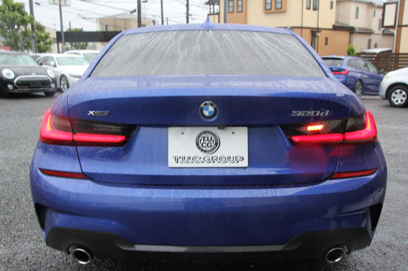BMW 3シリーズ 320d Xdrive Mｽﾎﾟｰﾂ ﾃﾞﾋﾞｭｰP ｺﾝﾌｫｰﾄP 4WD ﾋｰﾀｰ黒革 専用ﾌﾞﾙｰｽﾃｯﾁ 19AW LEDﾍｯﾄﾞﾗｲﾄ 追従ACC ｽﾃｱﾘﾝｸﾞｻﾎﾟｰﾄ ｱｯﾌﾟﾙｶｰﾌﾟﾚｲ ﾀｯﾁ画面HDDﾅﾋﾞBMWﾗｲﾌﾞｺｯｸﾋﾟｯﾄﾞ電動ﾘｱｹﾞｰﾄ Hi-fiｽﾋﾟｰｶｰ ｱﾝﾋﾞｴﾝﾝﾄﾗｲﾄ 2年保証