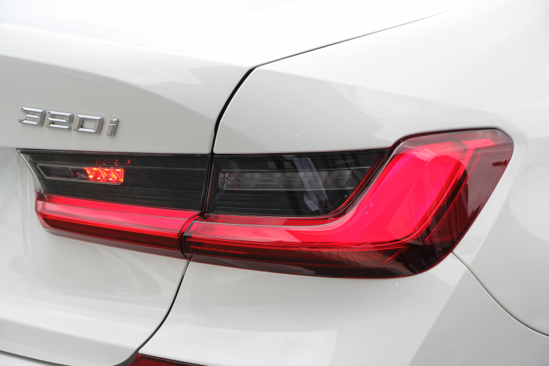 BMW 3シリーズ 320i Mｽﾎﾟｰﾂ ﾊｲﾗｲﾝ ｺﾝﾌｫｰﾄP ｺﾆｬｯｸﾚｻﾞｰ ｼｰﾄﾋｰﾀｰ 追従ACC 渋滞ﾊﾝｽﾞｵﾌ 電動ﾄﾗﾝｸ Hi-fiｽﾋﾟｰｶｰ ｽﾃｱﾘﾝｸﾞｻﾎﾟｰﾄ ﾀｯﾁ画面HDDﾅﾋﾞｱｯﾌﾟﾙｶｰﾌﾟﾚｲ LEDﾍｯﾄﾞﾗｲﾄ ｵｰﾄﾊｲﾋﾞｰﾑ 専用ｴｱﾛ ﾜｲﾔﾚｽ充電 ｱｸﾃｨﾌﾞPDC緊急ﾌﾞﾚｰｷ 2年保証