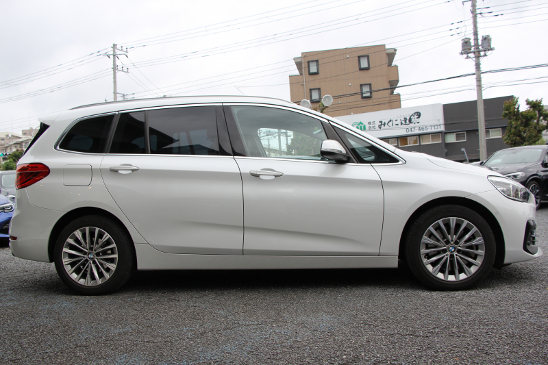 BMW 2シリーズ 218d ｸﾞﾗﾝﾂｱﾗｰ ﾗｸﾞｼﾞｭｱﾘｰ 最終ﾓﾃﾞﾙ 型式変更後3DA-6W20 3列7人乗り ADｱｸﾃｨﾌﾞｾｰﾌﾃｨ&ｺﾝﾌｫｰﾄP 追従ACC HUD ﾋｰﾀｰ黒革 電動ﾄﾗﾝｸ LEDﾍｯﾄﾞﾗｲﾄ ﾒﾓﾘｰ付電動ｼｰﾄ ﾀｯﾁ画面HDDﾅﾋﾞﾊﾟｰｷﾝｸﾞｱｼｽﾄ 2年保証