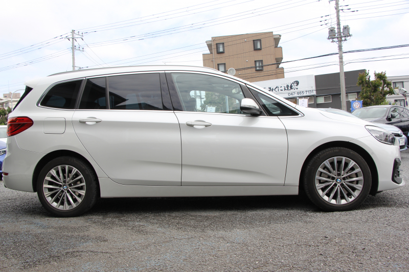 BMW 2シリーズ 218d ｸﾞﾗﾝﾂｱﾗｰ ﾗｸﾞｼﾞｭｱﾘｰ 最終ﾓﾃﾞﾙ 型式変更後3DA-6W20 3列7人乗り ADｱｸﾃｨﾌﾞｾｰﾌﾃｨ&ｺﾝﾌｫｰﾄP 追従ACC HUD ﾋｰﾀｰ黒革 電動ﾄﾗﾝｸ LEDﾍｯﾄﾞﾗｲﾄ ﾒﾓﾘｰ付電動ｼｰﾄ ﾀｯﾁ画面HDDﾅﾋﾞﾊﾟｰｷﾝｸﾞｱｼｽﾄ 2年保証