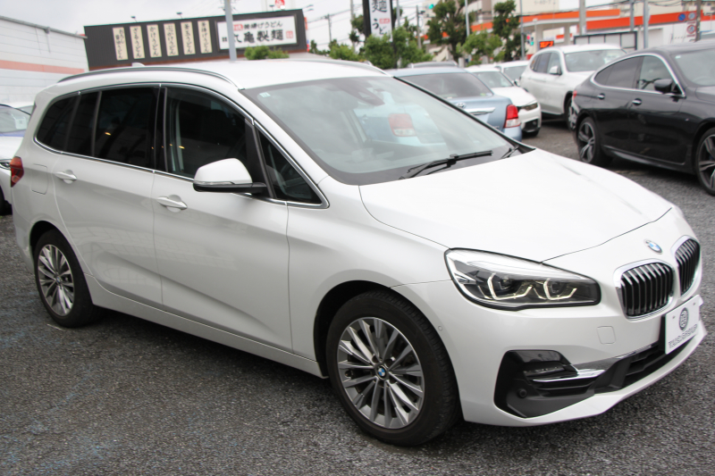 BMW 2シリーズ 218d ｸﾞﾗﾝﾂｱﾗｰ ﾗｸﾞｼﾞｭｱﾘｰ 最終ﾓﾃﾞﾙ 型式変更後3DA-6W20 3列7人乗り ADｱｸﾃｨﾌﾞｾｰﾌﾃｨ&ｺﾝﾌｫｰﾄP 追従ACC HUD ﾋｰﾀｰ黒革 電動ﾄﾗﾝｸ LEDﾍｯﾄﾞﾗｲﾄ ﾒﾓﾘｰ付電動ｼｰﾄ ﾀｯﾁ画面HDDﾅﾋﾞﾊﾟｰｷﾝｸﾞｱｼｽﾄ 2年保証
