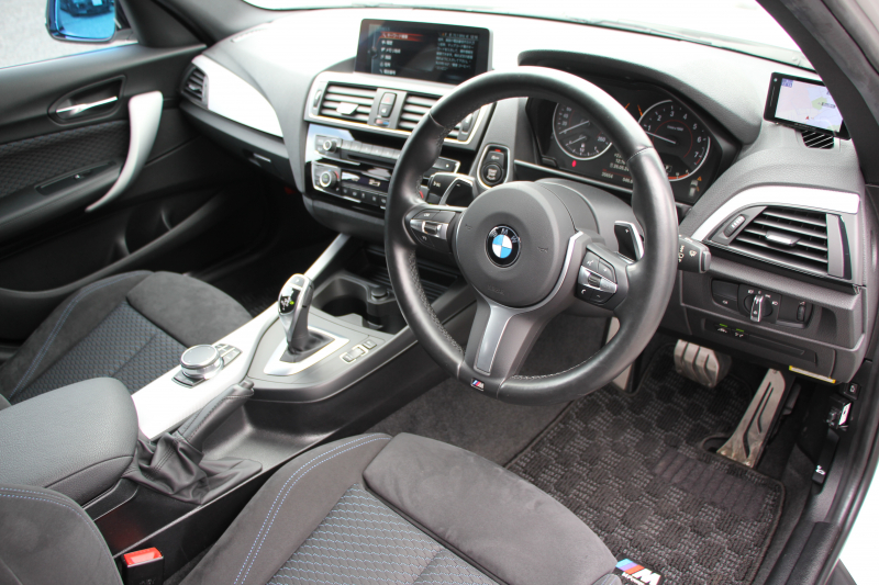 BMW 1シリーズ M140i 後期 340馬力 直6ﾀｰﾎﾞB58新ｴﾝｼﾞﾝ LEDﾍｯﾄﾞﾗｲﾄ ｱﾀﾞﾌﾟﾃｨﾌﾞMｻｽ 専用ﾌﾞﾚｰｷ 専用18AW HDDﾅﾋﾞ衝突軽減ﾌﾞﾚｰｷ 車線逸脱警告 歩行者警告 ﾌﾞﾚｰｷ付ｸﾙｺﾝ 専用ｴｱﾛ 後輪駆動 2年保証