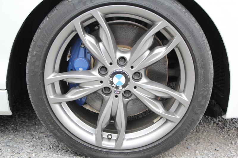 BMW 1シリーズ M140i 後期 340馬力 直6ﾀｰﾎﾞB58新ｴﾝｼﾞﾝ LEDﾍｯﾄﾞﾗｲﾄ ｱﾀﾞﾌﾟﾃｨﾌﾞMｻｽ 専用ﾌﾞﾚｰｷ 専用18AW HDDﾅﾋﾞ衝突軽減ﾌﾞﾚｰｷ 車線逸脱警告 歩行者警告 ﾌﾞﾚｰｷ付ｸﾙｺﾝ 専用ｴｱﾛ 後輪駆動 2年保証