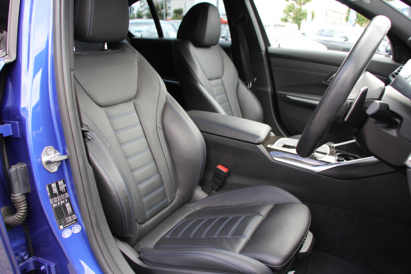 BMW 3シリーズ 320i Mｽﾎﾟｰﾂ ﾃﾞﾋﾞｭｰP ｺﾝﾌｫｰﾄP ﾋｰﾀｰ黒革 専用ﾌﾞﾙｰｽﾃｯﾁ 19AW 追従ACC 渋滞ﾊﾝｽﾞｵﾌ LEDﾍｯﾄﾞﾗｲﾄ ｵｰﾄﾊｲﾋﾞｰﾑ ﾀｯﾁ画面HDDﾅﾋﾞｱｯﾌﾟﾙｶｰﾌﾟﾚｲ Pｱｼｽﾄ 電動ﾄﾗﾝｸ ｽﾏｰﾄｷｰ 専用ｴｱﾛ ﾌﾞﾗｯｸｷﾄﾞﾆｰｸﾞﾘﾙ 2年保証