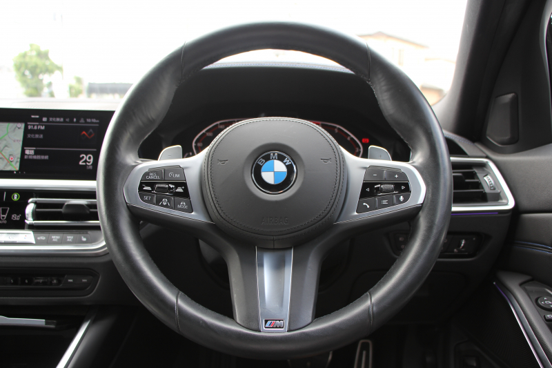 BMW 3シリーズ 320i Mｽﾎﾟｰﾂ ﾃﾞﾋﾞｭｰP ｺﾝﾌｫｰﾄP ﾋｰﾀｰ黒革 専用ﾌﾞﾙｰｽﾃｯﾁ 19AW 追従ACC 渋滞ﾊﾝｽﾞｵﾌ LEDﾍｯﾄﾞﾗｲﾄ ｵｰﾄﾊｲﾋﾞｰﾑ ﾀｯﾁ画面HDDﾅﾋﾞｱｯﾌﾟﾙｶｰﾌﾟﾚｲ Pｱｼｽﾄ 電動ﾄﾗﾝｸ ｽﾏｰﾄｷｰ 専用ｴｱﾛ ﾌﾞﾗｯｸｷﾄﾞﾆｰｸﾞﾘﾙ 2年保証