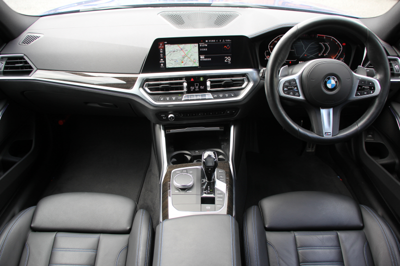BMW 3シリーズ 320i Mｽﾎﾟｰﾂ ﾃﾞﾋﾞｭｰP ｺﾝﾌｫｰﾄP ﾋｰﾀｰ黒革 専用ﾌﾞﾙｰｽﾃｯﾁ 19AW 追従ACC 渋滞ﾊﾝｽﾞｵﾌ LEDﾍｯﾄﾞﾗｲﾄ ｵｰﾄﾊｲﾋﾞｰﾑ ﾀｯﾁ画面HDDﾅﾋﾞｱｯﾌﾟﾙｶｰﾌﾟﾚｲ Pｱｼｽﾄ 電動ﾄﾗﾝｸ ｽﾏｰﾄｷｰ 専用ｴｱﾛ ﾌﾞﾗｯｸｷﾄﾞﾆｰｸﾞﾘﾙ 2年保証