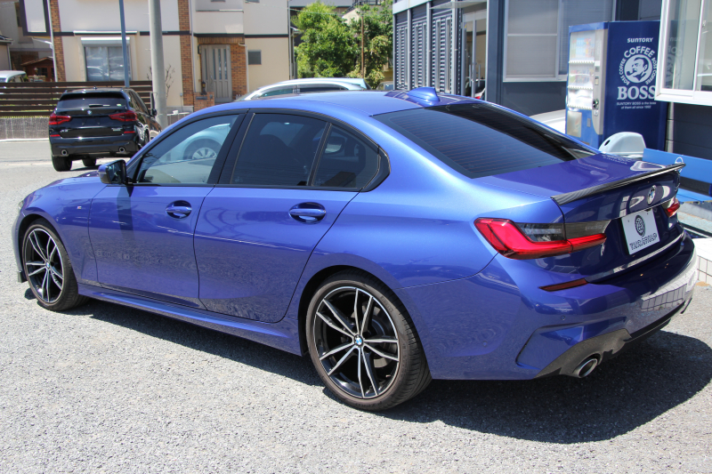 BMW 3シリーズ 320i Mｽﾎﾟｰﾂ ﾃﾞﾋﾞｭｰP ｺﾝﾌｫｰﾄP ﾋｰﾀｰ黒革 専用ﾌﾞﾙｰｽﾃｯﾁ 19AW 追従ACC 渋滞ﾊﾝｽﾞｵﾌ LEDﾍｯﾄﾞﾗｲﾄ ｵｰﾄﾊｲﾋﾞｰﾑ ﾀｯﾁ画面HDDﾅﾋﾞｱｯﾌﾟﾙｶｰﾌﾟﾚｲ Pｱｼｽﾄ 電動ﾄﾗﾝｸ ｽﾏｰﾄｷｰ 専用ｴｱﾛ ﾌﾞﾗｯｸｷﾄﾞﾆｰｸﾞﾘﾙ 2年保証