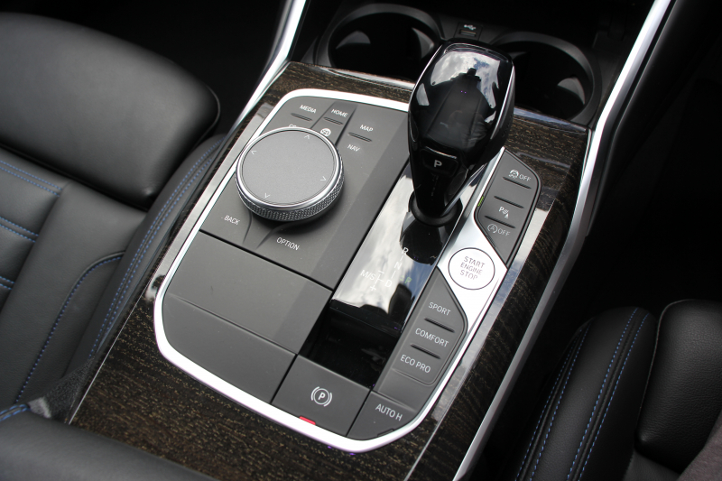 BMW 3シリーズ 320i Mｽﾎﾟｰﾂ ﾃﾞﾋﾞｭｰP ｺﾝﾌｫｰﾄP ﾋｰﾀｰ黒革 専用ﾌﾞﾙｰｽﾃｯﾁ 19AW 追従ACC 渋滞ﾊﾝｽﾞｵﾌ LEDﾍｯﾄﾞﾗｲﾄ ｵｰﾄﾊｲﾋﾞｰﾑ ﾀｯﾁ画面HDDﾅﾋﾞｱｯﾌﾟﾙｶｰﾌﾟﾚｲ Pｱｼｽﾄ 電動ﾄﾗﾝｸ ｽﾏｰﾄｷｰ 専用ｴｱﾛ ﾌﾞﾗｯｸｷﾄﾞﾆｰｸﾞﾘﾙ 2年保証