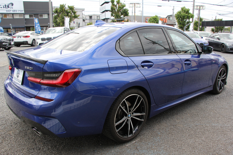 BMW 3シリーズ 320i Mｽﾎﾟｰﾂ ﾃﾞﾋﾞｭｰP ｺﾝﾌｫｰﾄP ﾋｰﾀｰ黒革 専用ﾌﾞﾙｰｽﾃｯﾁ 19AW 追従ACC 渋滞ﾊﾝｽﾞｵﾌ LEDﾍｯﾄﾞﾗｲﾄ ｵｰﾄﾊｲﾋﾞｰﾑ ﾀｯﾁ画面HDDﾅﾋﾞｱｯﾌﾟﾙｶｰﾌﾟﾚｲ Pｱｼｽﾄ 電動ﾄﾗﾝｸ ｽﾏｰﾄｷｰ 専用ｴｱﾛ ﾌﾞﾗｯｸｷﾄﾞﾆｰｸﾞﾘﾙ 2年保証