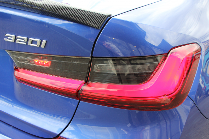 BMW 3シリーズ 320i Mｽﾎﾟｰﾂ ﾃﾞﾋﾞｭｰP ｺﾝﾌｫｰﾄP ﾋｰﾀｰ黒革 専用ﾌﾞﾙｰｽﾃｯﾁ 19AW 追従ACC 渋滞ﾊﾝｽﾞｵﾌ LEDﾍｯﾄﾞﾗｲﾄ ｵｰﾄﾊｲﾋﾞｰﾑ ﾀｯﾁ画面HDDﾅﾋﾞｱｯﾌﾟﾙｶｰﾌﾟﾚｲ Pｱｼｽﾄ 電動ﾄﾗﾝｸ ｽﾏｰﾄｷｰ 専用ｴｱﾛ ﾌﾞﾗｯｸｷﾄﾞﾆｰｸﾞﾘﾙ 2年保証