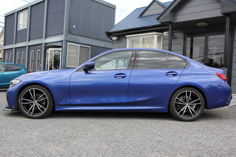 BMW 3シリーズ 320i Mｽﾎﾟｰﾂ ﾃﾞﾋﾞｭｰP ｺﾝﾌｫｰﾄP ﾋｰﾀｰ黒革 専用ﾌﾞﾙｰｽﾃｯﾁ 19AW 追従ACC 渋滞ﾊﾝｽﾞｵﾌ LEDﾍｯﾄﾞﾗｲﾄ ｵｰﾄﾊｲﾋﾞｰﾑ ﾀｯﾁ画面HDDﾅﾋﾞｱｯﾌﾟﾙｶｰﾌﾟﾚｲ Pｱｼｽﾄ 電動ﾄﾗﾝｸ ｽﾏｰﾄｷｰ 専用ｴｱﾛ ﾌﾞﾗｯｸｷﾄﾞﾆｰｸﾞﾘﾙ 2年保証
