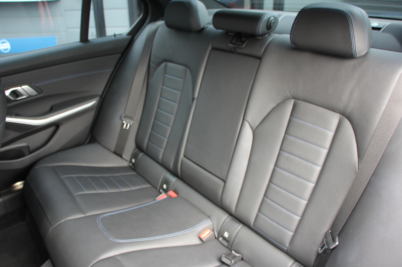 BMW 3シリーズ 320i Mｽﾎﾟｰﾂ ﾃﾞﾋﾞｭｰP ｺﾝﾌｫｰﾄP ﾋｰﾀｰ黒革 専用ﾌﾞﾙｰｽﾃｯﾁ 19AW 追従ACC 渋滞ﾊﾝｽﾞｵﾌ LEDﾍｯﾄﾞﾗｲﾄ ｵｰﾄﾊｲﾋﾞｰﾑ ﾀｯﾁ画面HDDﾅﾋﾞｱｯﾌﾟﾙｶｰﾌﾟﾚｲ Pｱｼｽﾄ 電動ﾄﾗﾝｸ ｽﾏｰﾄｷｰ 専用ｴｱﾛ ﾌﾞﾗｯｸｷﾄﾞﾆｰｸﾞﾘﾙ 2年保証