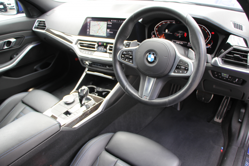 BMW 3シリーズ 320i Mｽﾎﾟｰﾂ ﾃﾞﾋﾞｭｰP ｺﾝﾌｫｰﾄP ﾋｰﾀｰ黒革 専用ﾌﾞﾙｰｽﾃｯﾁ 19AW 追従ACC 渋滞ﾊﾝｽﾞｵﾌ LEDﾍｯﾄﾞﾗｲﾄ ｵｰﾄﾊｲﾋﾞｰﾑ ﾀｯﾁ画面HDDﾅﾋﾞｱｯﾌﾟﾙｶｰﾌﾟﾚｲ Pｱｼｽﾄ 電動ﾄﾗﾝｸ ｽﾏｰﾄｷｰ 専用ｴｱﾛ ﾌﾞﾗｯｸｷﾄﾞﾆｰｸﾞﾘﾙ 2年保証