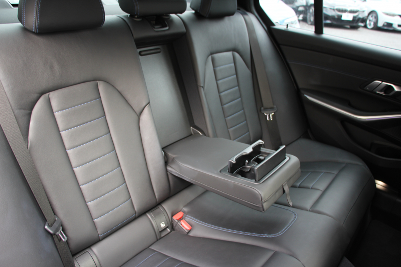 BMW 3シリーズ 320i Mｽﾎﾟｰﾂ ﾃﾞﾋﾞｭｰP ｺﾝﾌｫｰﾄP ﾋｰﾀｰ黒革 専用ﾌﾞﾙｰｽﾃｯﾁ 19AW 追従ACC 渋滞ﾊﾝｽﾞｵﾌ LEDﾍｯﾄﾞﾗｲﾄ ｵｰﾄﾊｲﾋﾞｰﾑ ﾀｯﾁ画面HDDﾅﾋﾞｱｯﾌﾟﾙｶｰﾌﾟﾚｲ Pｱｼｽﾄ 電動ﾄﾗﾝｸ ｽﾏｰﾄｷｰ 専用ｴｱﾛ ﾌﾞﾗｯｸｷﾄﾞﾆｰｸﾞﾘﾙ 2年保証