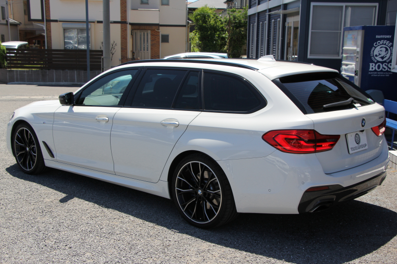 BMW 5シリーズ 530i ﾂｰﾘﾝｸﾞMｽﾎﾟｰﾂ ﾃﾞﾋﾞｭｰP 252馬力 高出力 1ｵﾅ 全席ﾋｰﾀｰ黒革 全ﾄﾞｱｿﾌﾄｸﾛｰｽﾞｼﾞｪｽﾁｬｰC HUD Mﾊﾟﾌｫｰﾏﾝｽ20AW ﾀｯﾁ画面HDDﾅﾋﾞTV 360度ｶﾒﾗ LEDﾍｯﾄﾞﾗｲﾄ ｵｰﾄﾊｲﾋﾞｰﾑ 電動ﾘｱｹﾞｰﾄ 液晶ﾒｰﾀｰ 専用ｴｱﾛ 2年保証
