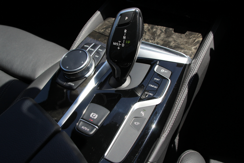 BMW 5シリーズ 530i ﾂｰﾘﾝｸﾞMｽﾎﾟｰﾂ ﾃﾞﾋﾞｭｰP 252馬力 高出力 1ｵﾅ 全席ﾋｰﾀｰ黒革 全ﾄﾞｱｿﾌﾄｸﾛｰｽﾞｼﾞｪｽﾁｬｰC HUD Mﾊﾟﾌｫｰﾏﾝｽ20AW ﾀｯﾁ画面HDDﾅﾋﾞTV 360度ｶﾒﾗ LEDﾍｯﾄﾞﾗｲﾄ ｵｰﾄﾊｲﾋﾞｰﾑ 電動ﾘｱｹﾞｰﾄ 液晶ﾒｰﾀｰ 専用ｴｱﾛ 2年保証