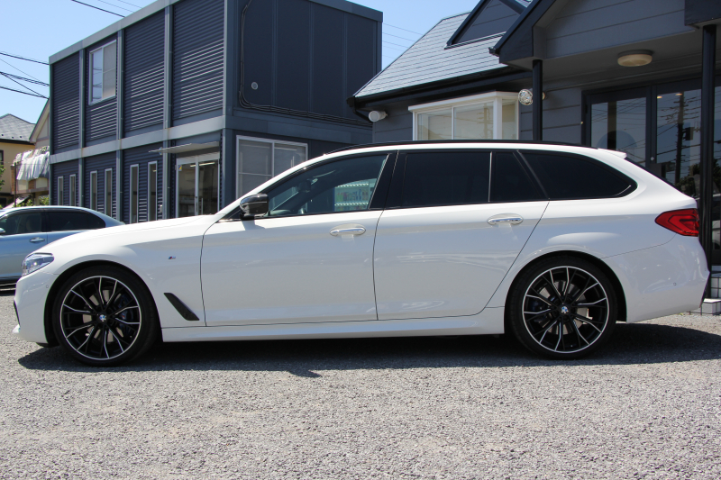 BMW 5シリーズ 530i ﾂｰﾘﾝｸﾞMｽﾎﾟｰﾂ ﾃﾞﾋﾞｭｰP 252馬力 高出力 1ｵﾅ 全席ﾋｰﾀｰ黒革 全ﾄﾞｱｿﾌﾄｸﾛｰｽﾞｼﾞｪｽﾁｬｰC HUD Mﾊﾟﾌｫｰﾏﾝｽ20AW ﾀｯﾁ画面HDDﾅﾋﾞTV 360度ｶﾒﾗ LEDﾍｯﾄﾞﾗｲﾄ ｵｰﾄﾊｲﾋﾞｰﾑ 電動ﾘｱｹﾞｰﾄ 液晶ﾒｰﾀｰ 専用ｴｱﾛ 2年保証