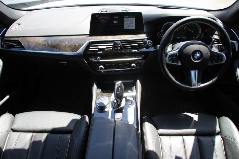 BMW 5シリーズ 530i ﾂｰﾘﾝｸﾞMｽﾎﾟｰﾂ ﾃﾞﾋﾞｭｰP 252馬力 高出力 1ｵﾅ 全席ﾋｰﾀｰ黒革 全ﾄﾞｱｿﾌﾄｸﾛｰｽﾞｼﾞｪｽﾁｬｰC HUD Mﾊﾟﾌｫｰﾏﾝｽ20AW ﾀｯﾁ画面HDDﾅﾋﾞTV 360度ｶﾒﾗ LEDﾍｯﾄﾞﾗｲﾄ ｵｰﾄﾊｲﾋﾞｰﾑ 電動ﾘｱｹﾞｰﾄ 液晶ﾒｰﾀｰ 専用ｴｱﾛ 2年保証