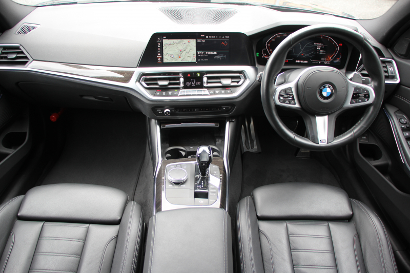 BMW 3シリーズ 320i Mｽﾎﾟｰﾂ ﾊｲﾗｲﾝ ｺﾝﾌｫｰﾄP ﾋｰﾀｰ黒革 HUD 追従ACC 渋滞ﾊﾝｽﾞｵﾌ individual19AW 電動ﾄﾗﾝｸ Hi-fiｽﾋﾟｰｶｰ ﾀｯﾁ画面HDDﾅﾋﾞｱｯﾌﾟﾙｶｰﾌﾟﾚｲ LEDﾍｯﾄﾞﾗｲﾄ ｵｰﾄﾊｲﾋﾞｰﾑ Pｱｼｽﾄ 専用ｴｱﾛ ﾜｲﾔﾚｽ充電 BMWﾗｲﾌﾞｺｯｸﾋﾟｯﾄﾞ2年保証