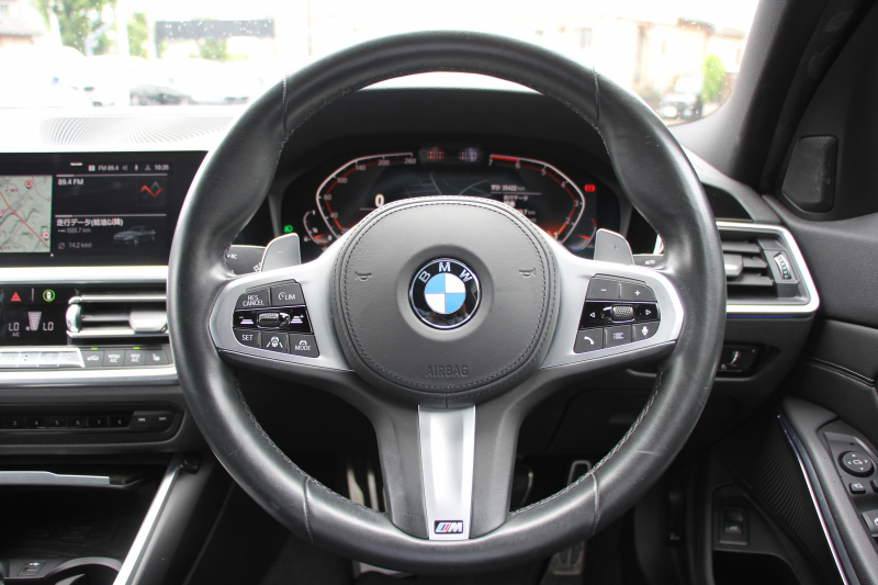 BMW 3シリーズ 320i Mｽﾎﾟｰﾂ ﾊｲﾗｲﾝ ｺﾝﾌｫｰﾄP ﾋｰﾀｰ黒革 HUD 追従ACC 渋滞ﾊﾝｽﾞｵﾌ individual19AW 電動ﾄﾗﾝｸ Hi-fiｽﾋﾟｰｶｰ ﾀｯﾁ画面HDDﾅﾋﾞｱｯﾌﾟﾙｶｰﾌﾟﾚｲ LEDﾍｯﾄﾞﾗｲﾄ ｵｰﾄﾊｲﾋﾞｰﾑ Pｱｼｽﾄ 専用ｴｱﾛ ﾜｲﾔﾚｽ充電 BMWﾗｲﾌﾞｺｯｸﾋﾟｯﾄﾞ2年保証