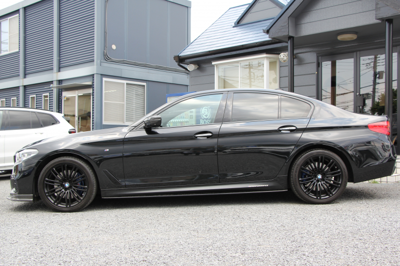 BMW 5シリーズ 530i ｴﾃﾞｨｼｮﾝﾐｯｼｮﾝｲﾝﾎﾟｯｼﾌﾞﾙ 特別仕様車 252馬力 ﾅｲﾄﾌﾞﾙｰﾚｻﾞｰ ｱﾀﾞﾌﾟﾃｨﾌﾞｻｽ ﾊｰﾏﾝｶｰﾄﾞﾝ HUD  追従ACC ｽﾃｱﾘﾝｸﾞｻﾎﾟｰﾄ ﾀｯﾁ画面HDDﾅﾋﾞTV LEDﾍｯﾄﾞﾗｲﾄ ｵｰﾄﾊｲﾋﾞｰﾑ 電動ﾄﾗﾝｸ 360度ｶﾒﾗ 全席ﾋｰﾀｰ ﾌﾞﾗｯｸ19AW 2年保証