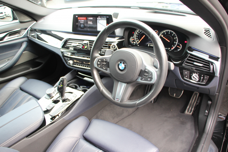 BMW 5シリーズ 530i ｴﾃﾞｨｼｮﾝﾐｯｼｮﾝｲﾝﾎﾟｯｼﾌﾞﾙ 特別仕様車 252馬力 ﾅｲﾄﾌﾞﾙｰﾚｻﾞｰ ｱﾀﾞﾌﾟﾃｨﾌﾞｻｽ ﾊｰﾏﾝｶｰﾄﾞﾝ HUD  追従ACC ｽﾃｱﾘﾝｸﾞｻﾎﾟｰﾄ ﾀｯﾁ画面HDDﾅﾋﾞTV LEDﾍｯﾄﾞﾗｲﾄ ｵｰﾄﾊｲﾋﾞｰﾑ 電動ﾄﾗﾝｸ 360度ｶﾒﾗ 全席ﾋｰﾀｰ ﾌﾞﾗｯｸ19AW 2年保証