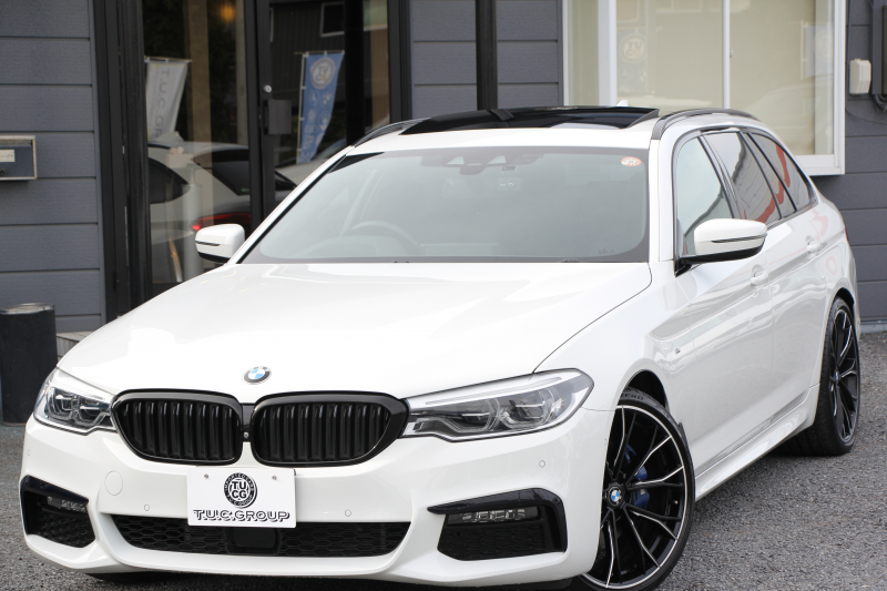 BMW 5シリーズ 530i ﾂｰﾘﾝｸﾞMｽﾎﾟｰﾂ ｾﾚｸﾄP 型式変更後ABA-JT20 新ﾒｰﾀｰ 252馬力 ﾊﾟﾉﾗﾏｻﾝﾙｰﾌ ﾊｰﾏﾝｶｰﾄﾞﾝｻﾗｳﾝﾄﾞ4ｿﾞｰﾝｴｱｺﾝ 全席ﾋｰﾀｰ黒革 HUD 追従ACC ｽﾃｱﾘﾝｸﾞｻﾎﾟｰﾄ 液晶ﾒｰﾀｰ ﾀｯﾁ画面ﾅﾋﾞTV 360度ｶﾒﾗ LEDﾍｯﾄﾞﾗｲﾄ Mspﾌﾞﾚｰｷ 電動ﾘｱｹﾞｰﾄ 2年保証