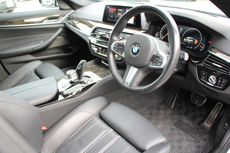 BMW 5シリーズ 530i ﾂｰﾘﾝｸﾞMｽﾎﾟｰﾂ ｾﾚｸﾄP 型式変更後ABA-JT20 新ﾒｰﾀｰ 252馬力 ﾊﾟﾉﾗﾏｻﾝﾙｰﾌ ﾊｰﾏﾝｶｰﾄﾞﾝｻﾗｳﾝﾄﾞ4ｿﾞｰﾝｴｱｺﾝ 全席ﾋｰﾀｰ黒革 HUD 追従ACC ｽﾃｱﾘﾝｸﾞｻﾎﾟｰﾄ 液晶ﾒｰﾀｰ ﾀｯﾁ画面ﾅﾋﾞTV 360度ｶﾒﾗ LEDﾍｯﾄﾞﾗｲﾄ Mspﾌﾞﾚｰｷ 電動ﾘｱｹﾞｰﾄ 2年保証