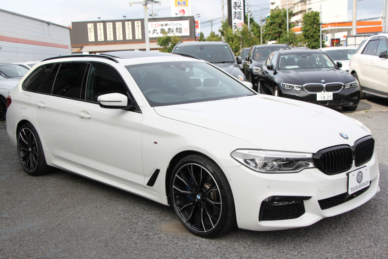 BMW 5シリーズ 530i ﾂｰﾘﾝｸﾞMｽﾎﾟｰﾂ ｾﾚｸﾄP 型式変更後ABA-JT20 新ﾒｰﾀｰ 252馬力 ﾊﾟﾉﾗﾏｻﾝﾙｰﾌ ﾊｰﾏﾝｶｰﾄﾞﾝｻﾗｳﾝﾄﾞ4ｿﾞｰﾝｴｱｺﾝ 全席ﾋｰﾀｰ黒革 HUD 追従ACC ｽﾃｱﾘﾝｸﾞｻﾎﾟｰﾄ 液晶ﾒｰﾀｰ ﾀｯﾁ画面ﾅﾋﾞTV 360度ｶﾒﾗ LEDﾍｯﾄﾞﾗｲﾄ Mspﾌﾞﾚｰｷ 電動ﾘｱｹﾞｰﾄ 2年保証